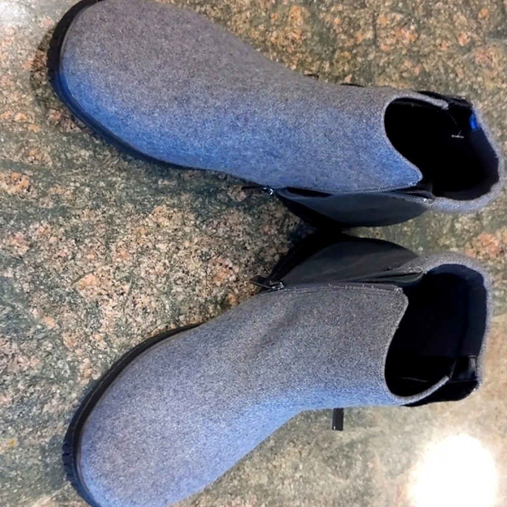 Suede and wool short boots.